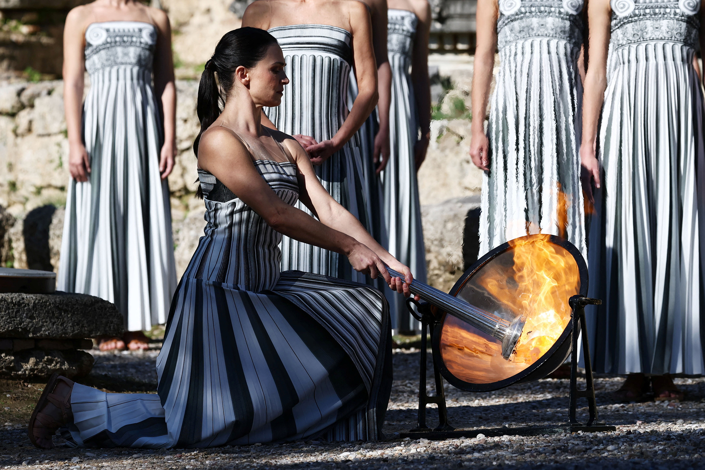 Греческая актриса Мэри Мина, исполняющая роль Верховной жрицы, несет Олимпийский огонь во время генеральной репетиции.