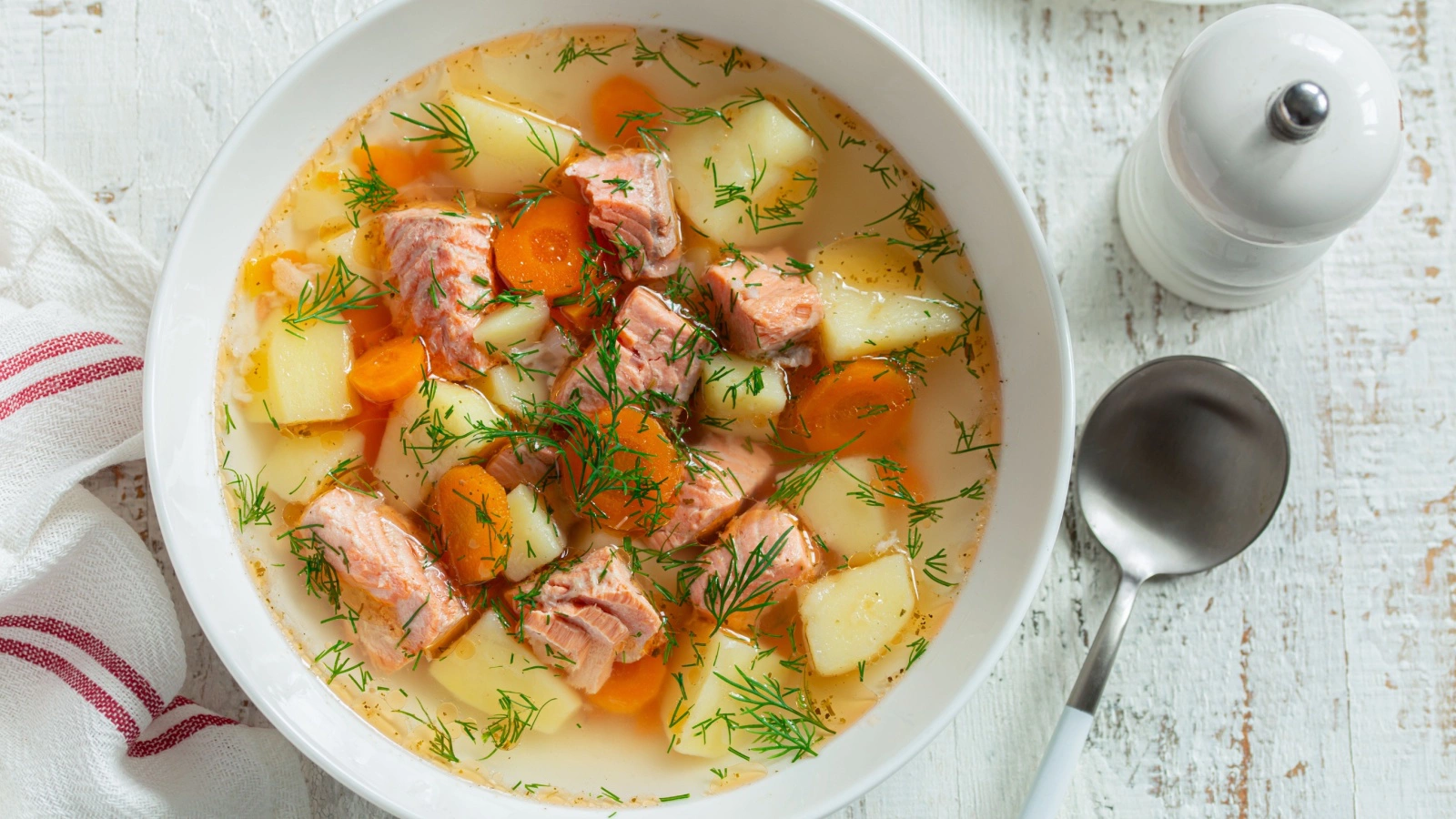 Готовое блюдо разливайте в глубокие тарелки