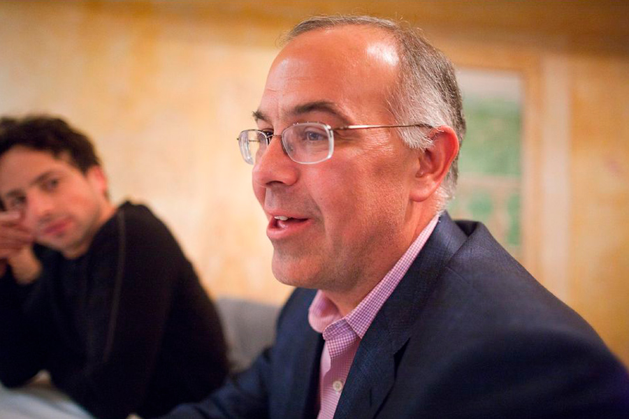 Колумнист The New York Times Дэвид Брукс. В газете заявили, что фото были сделаны в 2011 году.

&laquo;Как журналист Дэвид Брукс регулярно посещает мероприятия, где беседует с известными и влиятельными бизнес-лидерами, чтобы обогащать свои колонки. Именно это и произошло на этом мероприятии в 2011 году,&nbsp;&mdash; приводит The Guardian слова пресс-секретаря NYT.&nbsp;&mdash; Мистер Брукс не общался с ним [Эпштейном] ни до, ни после этого единственного посещения ужина, на котором [помимо Брукса] было множество других гостей&raquo;.