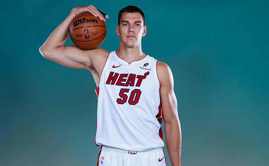 Carmen Mandato / Getty Images