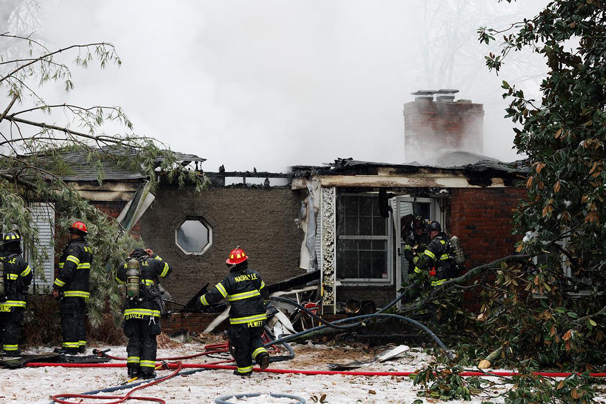 Сотрудники пожарной службы работают во время снежной бури, 25 января 2026 года в Нэшвилл, США