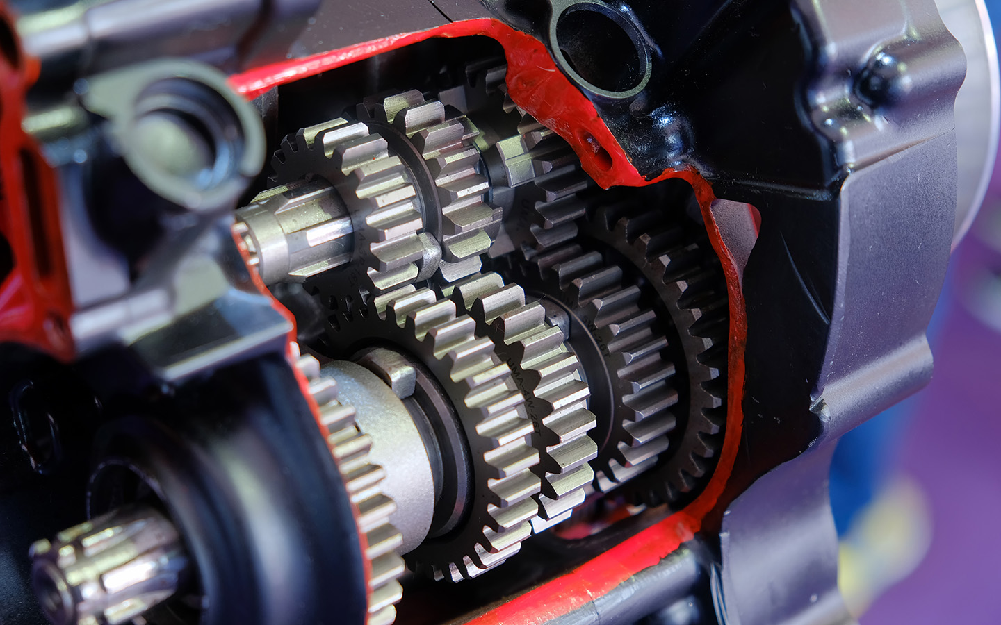 Вязкость трансмиссионного масла для механических коробок передач, как и для ДВС, классифицируется по SAE, а для автоматических регламентируется непосредственно производителями