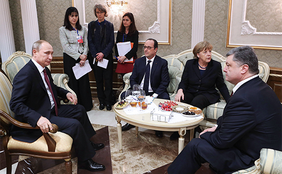 Президент России Владимир Путин, президент Франции Франсуа Олланд, канцлер Германии Ангела Меркель и&nbsp;президент Украины Петр Порошенко (слева направо) перед&nbsp;началом переговоров в&nbsp;&laquo;нормандском формате&raquo; по&nbsp;урегулированию кризиса на&nbsp;юго-востоке Украины
