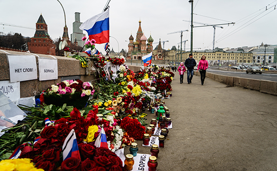 Цветы на&nbsp;месте убийства политика Бориса Немцова


