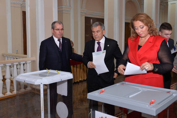 Рустам Минниханов проголосовал на выборах в Госдуму