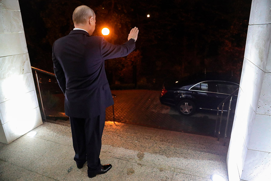 По словам пресс-секретаря президента России Дмитрия Пескова, встреча продлилась четыре часа


