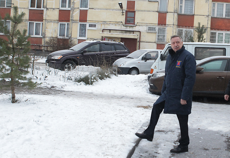 Врио губернатора Петербурга Александр Беглов осматривает дворы Петродворцового района