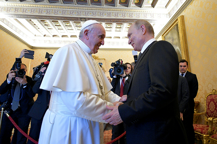 Накануне встречи ​помощник российского президента Юрий Ушаков рассказывал, что Путин и папа римский обсудят ситуацию на Украине и в Сирии