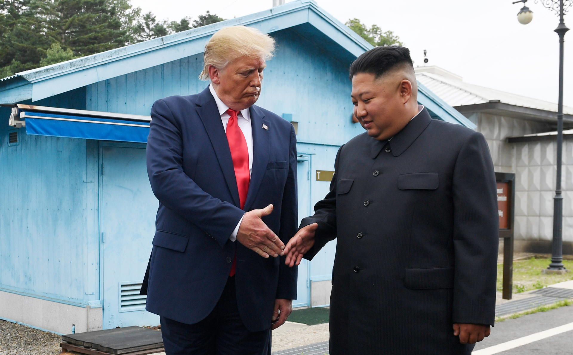 Дональд Трамп (слева) и Ким Чен Ын (справа)