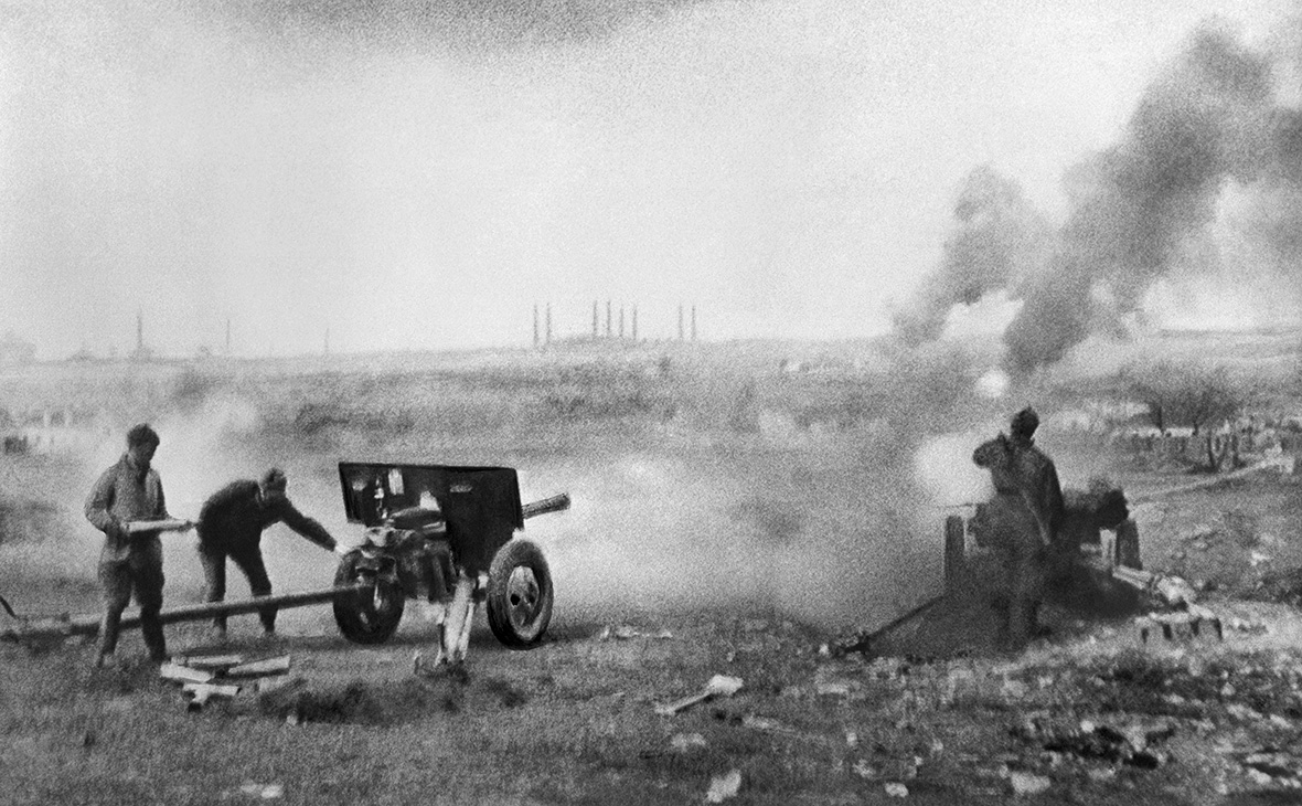 Советские артиллеристы во время ведения огня прямой наводкой, ​Берлин, 24 апреля 1945 года