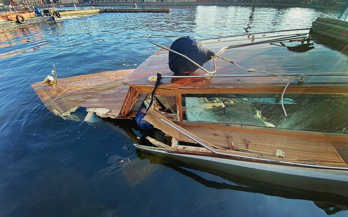 В Петербурге затонул катер после столкновения с опорой моста