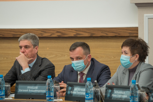 В центре&nbsp;&mdash; Евгений Лебедев, который возглавлял фракцию ЛДПР; справа от него&nbsp;&mdash; Ирина Беспечная