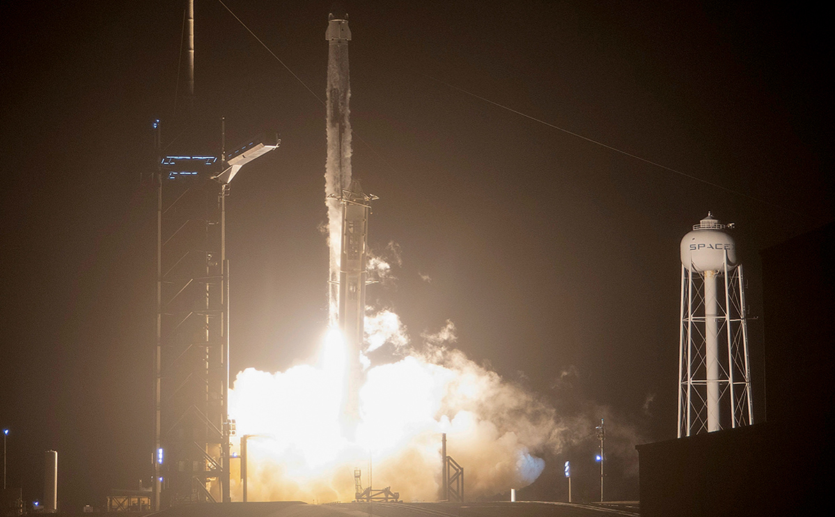 Ракета SpaceX Falcon 9 с космическим кораблем Crew Dragon