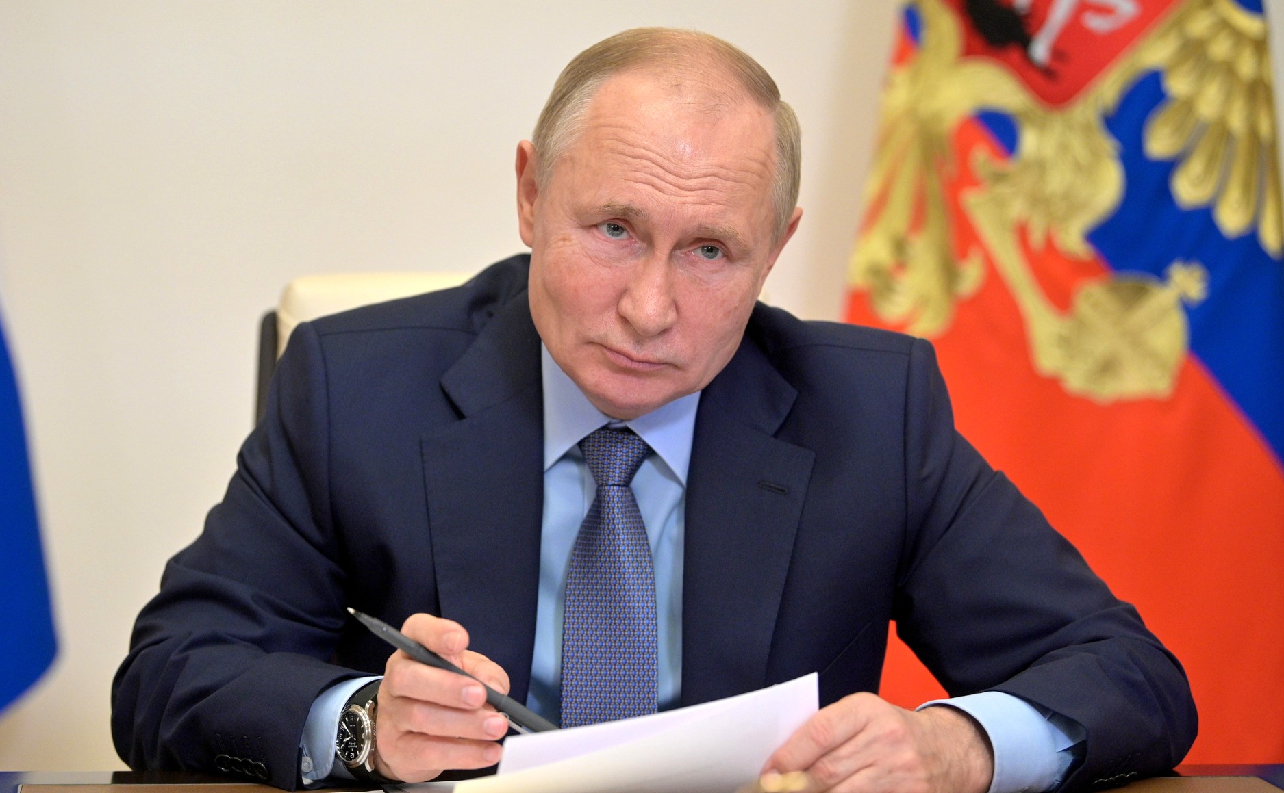 Путин подписал закон о наказании за фейки о действиях вооруженных сил"/>













