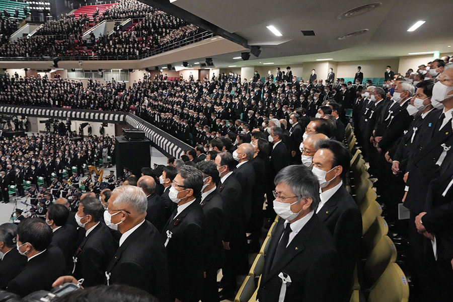 На церемонии прозвучал национальный гимн Японии.

Тело Синдзо Абэ кремировали в июле. Церемония прощания прошла 12 июля в токийском храме Дзодзёдзи. На ней присутствовали члены его семьи, близкие друзья и коллеги. Дату госпохорон правительство Японии утвердило 22 июля