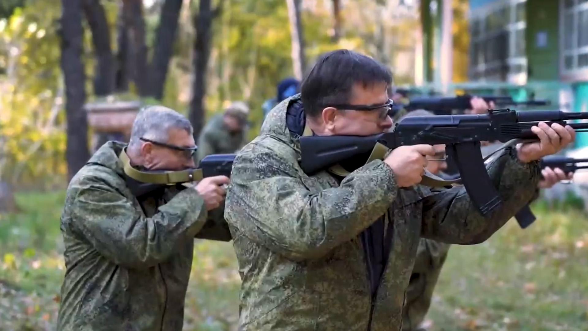 Курский губернатор поучаствовал в курсах военной подготовки. Видео