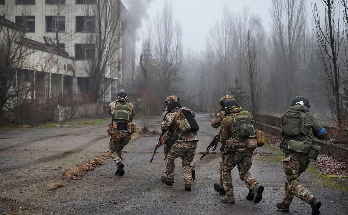 Украинские военнослужащие возле Чернобыльской АЭС, Припять