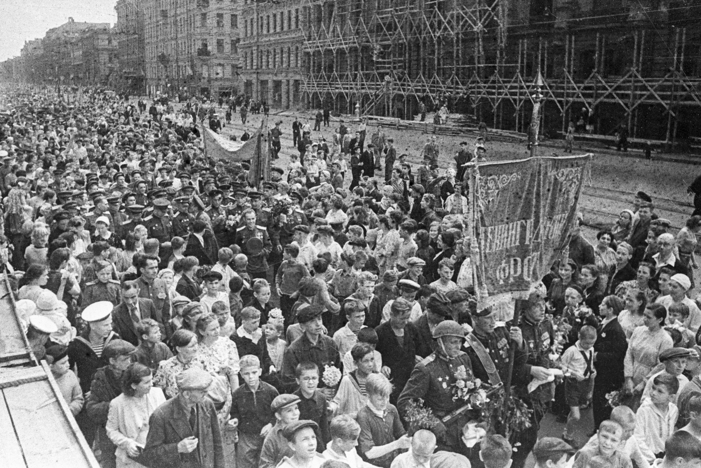 Ленинград. Горожане встречают бойцов Ленинградского фронта на Дворцовой площади.
В современном Санкт-Петербурге героев встречали 8 июля. В городе состоялся торжественный парад.