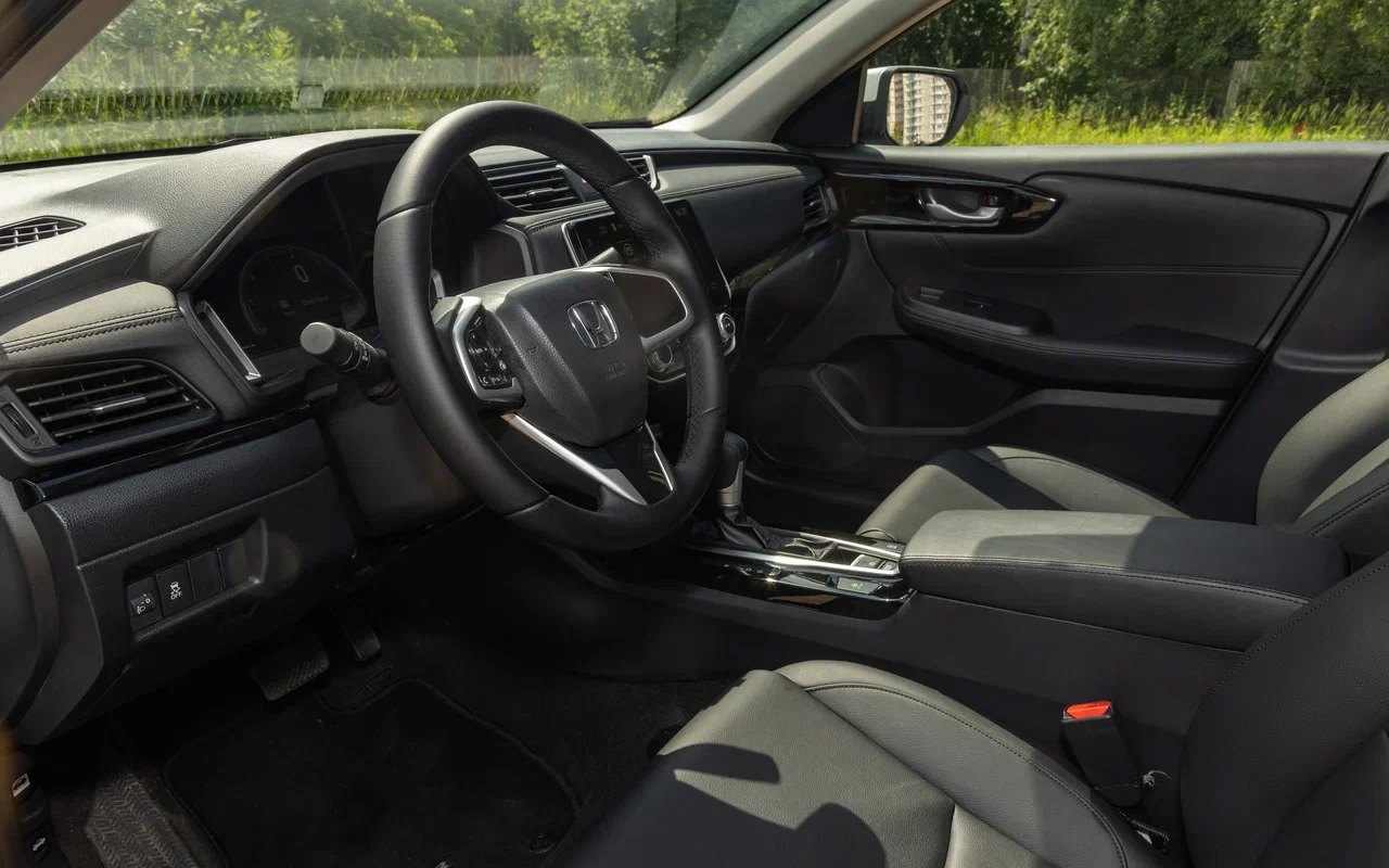 Руль в Honda Crider традиционный и пухлый. Жаль, нет ни подогрева, ни кожаной оплетки &mdash; только пластик. Кнопок очень мало, зато&nbsp;они в нужном месте: перебирать всевозможные&nbsp;функции можно&nbsp;не глядя