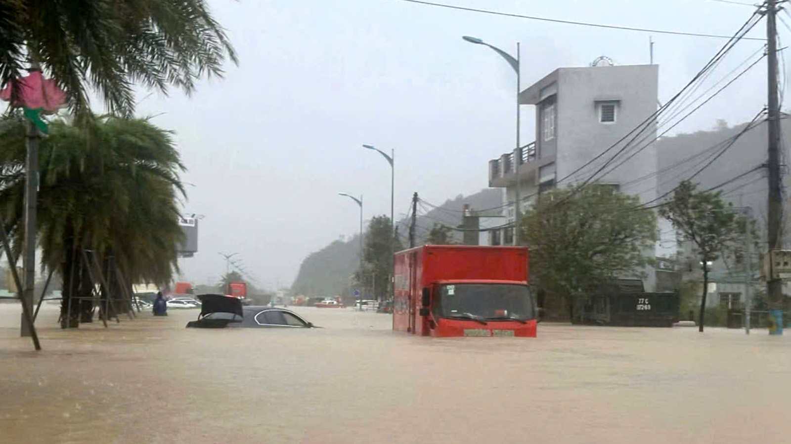 Последствия наводнения во вьетнамском городе Куинён. 19 ноября 2025 года