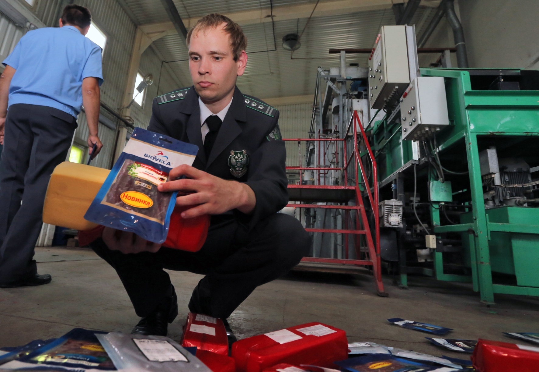 Уничтожение санкционных продуктов в Пулково