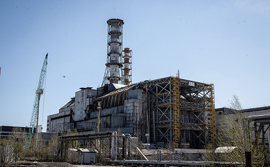 Вид на саркофаг над четвертым энергоблоком Чернобыльской АЭС