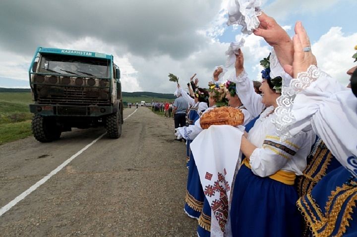 Участников ралли «Шелковый путь» встретили в Татарстане чак-чаком