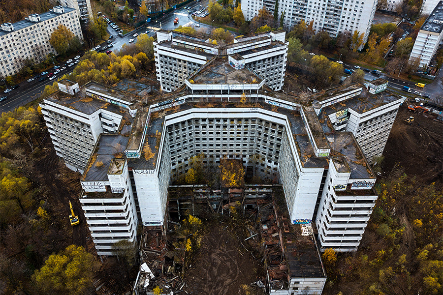 Строительство больницы по адресу: ул. Клинская, 2, корп. 1, началось на севере Москвы в 1980 году. Спустя пять лет подрядчики начали испытывать проблемы с финансированием и с самим строительством, поскольку объект возводился в заболоченной местности