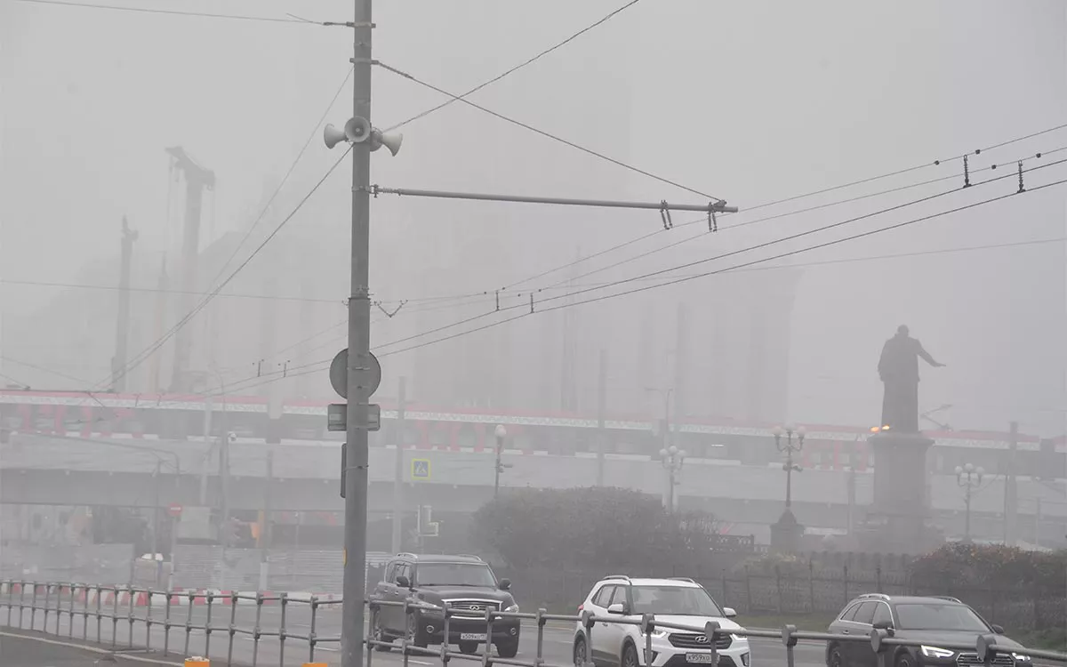 Туман пришел в движение. Густой туман. Туман в Москве сейчас. Туман в СПБ. Густой туман на дороге.