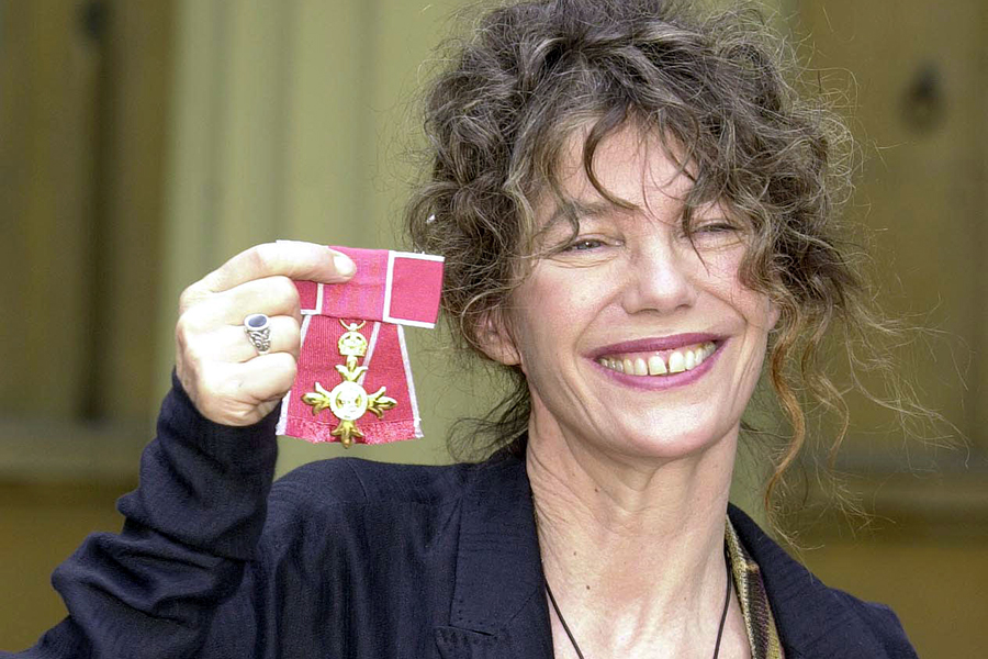 Биркин была удостоена французского национального ордена &laquo;За заслуги&raquo; и ордена Британской империи (на фото: актриса после получения британского ордена в 2002 году)