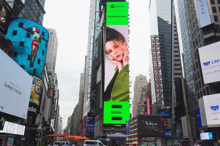 Реклама сервиса Spotify с изображением Монеточки на площади Таймс-сквер, Нью-Йорк, США, 2021 год