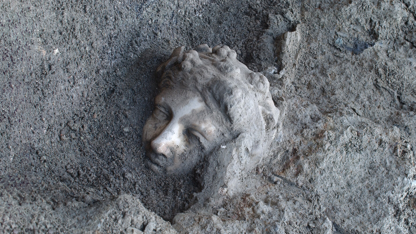 <p>Голова статуи бога Диониса, обнаруженная археологами</p>