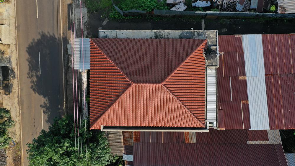 Современные строители делают вальмовые крыши с коньками на разном уровне, варьируя геометрию и увеличивая количество скатов