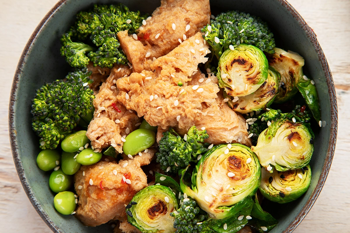 Соевые мясные продукты продают в уже готовом виде либо как рассыпчатую смесь, которую нужно сперва правильно обработать