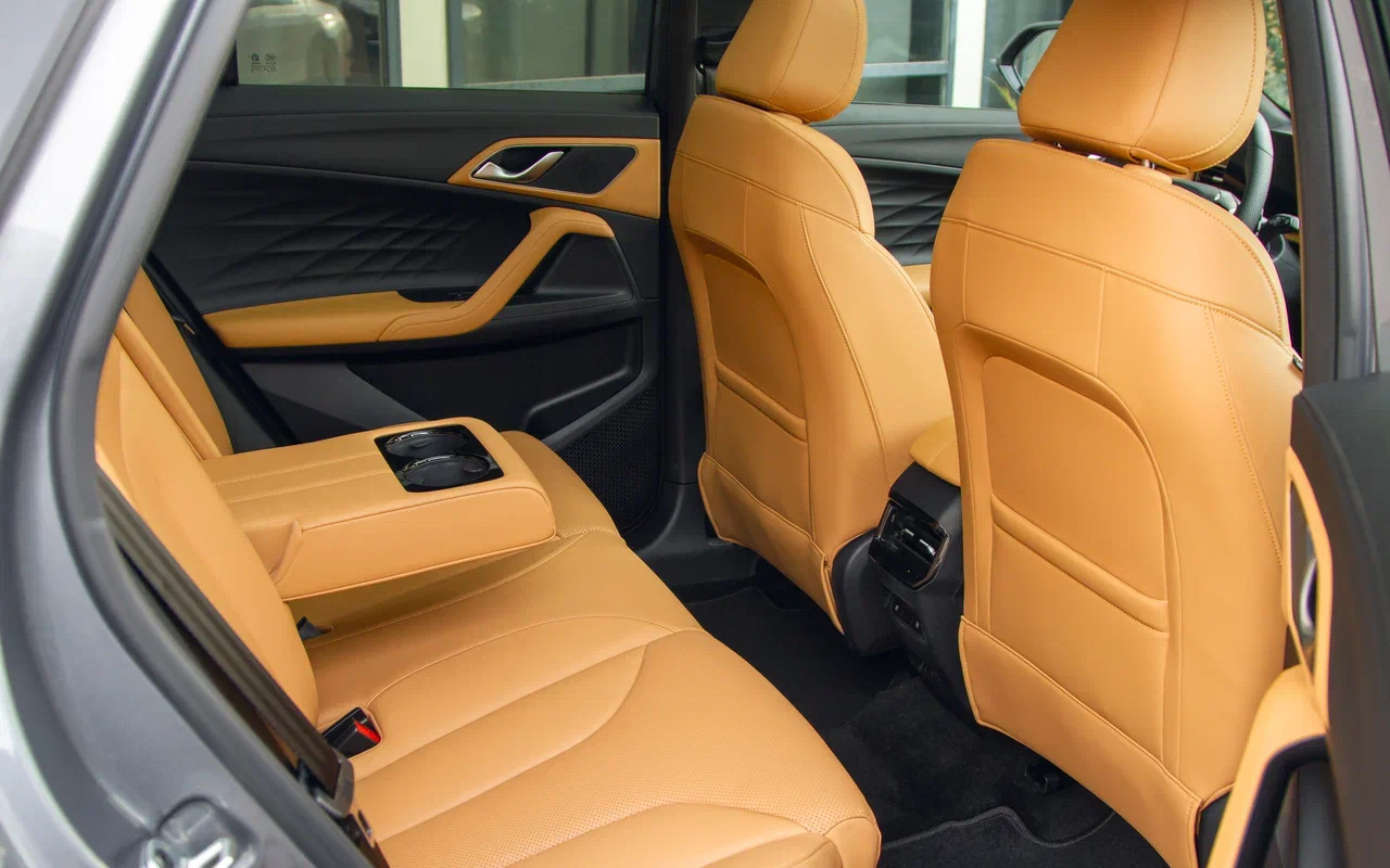 Диван жестковат и практически плоский, долго ехать не хочется