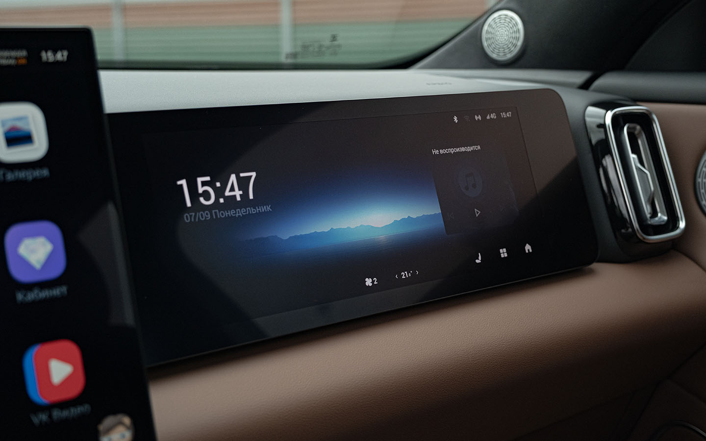 У третьего дисплея свой канал Bluetooth, регулировка температуры и включение массажа
