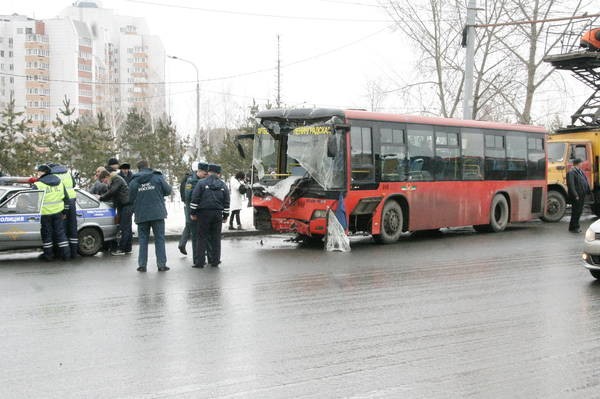 В Казани автобус протаранил остановку: 3 погибших, 4 раненых