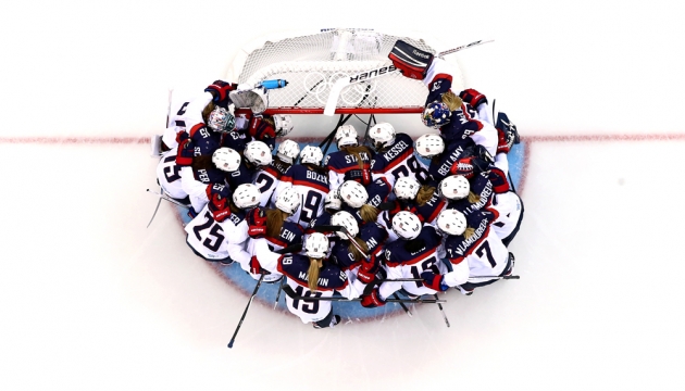 Женская хоккейная команда США  в игре против Канады. Предварительный раунд группа «A»