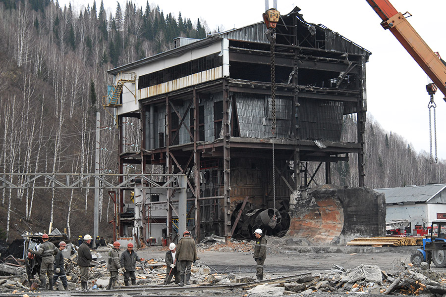 Погиб 91 человек

В мае 2010 года на шахте произошли два взрыва с разницей в четыре часа. Второй, более мощный взрыв произошел, когда туда уже спустились спасатели. По версии СК, ЧП стало следствием стремления увеличить добычу: безопасный уровень добычи не должен был превышать 8 тыс. т в сутки на участок, тогда как фактически уровень достигал 21,5 тыс. т. В 2016 году следствие завершилось, в 2020 году дело закрыли за истечением сроков давности

На фото:  работы по ликвидации последствий аварии