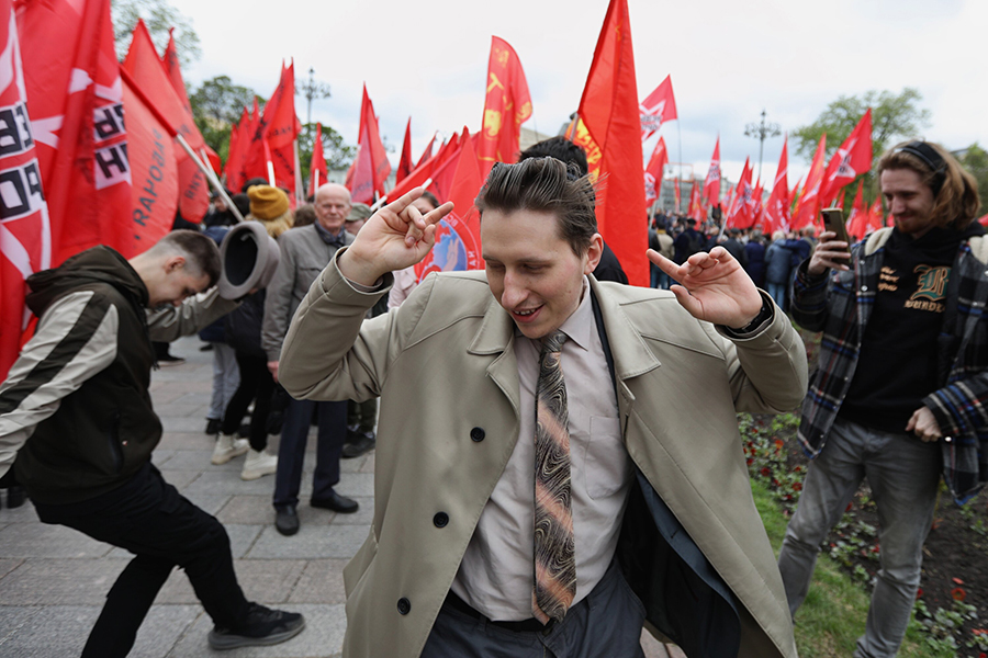 Встреча депутатов КПРФ с избирателями и жителями Москвы на Театральной площади.