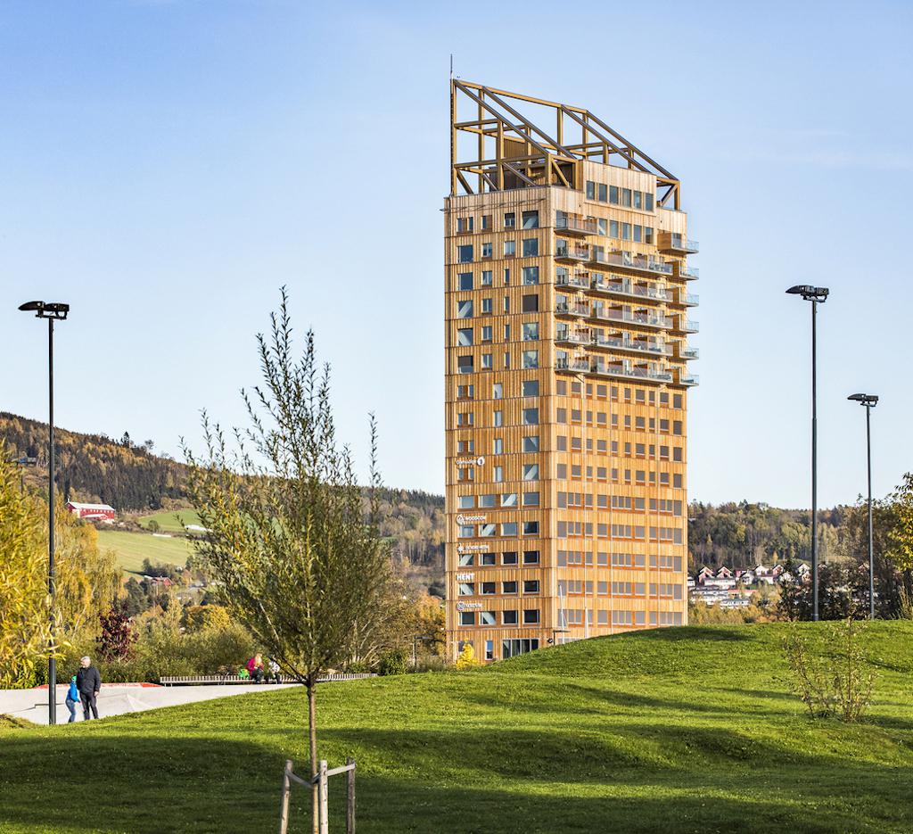 18-ти этажное здание высотой 85,4 м под названием Mj&oslash;st&aring;rnet в норвежском городе Брумунддал.