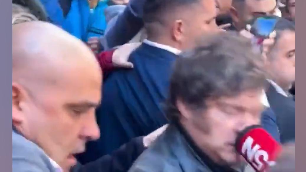 Милей обвинил журналиста в том, что тот специально ударил его микрофоном