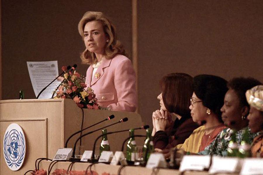Хиллари Клинтон во время выступления, 1995 год
