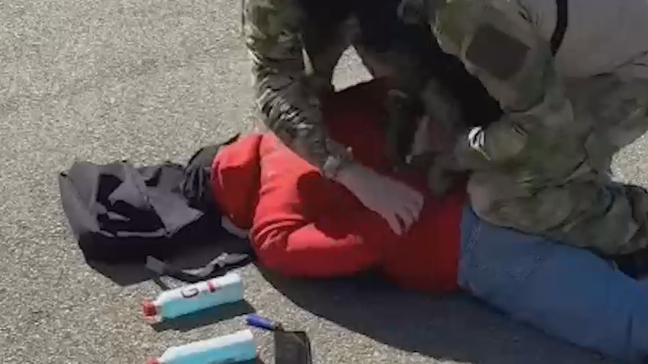 ФСБ заявила о предотвращении поджога здания террористом. Видео
