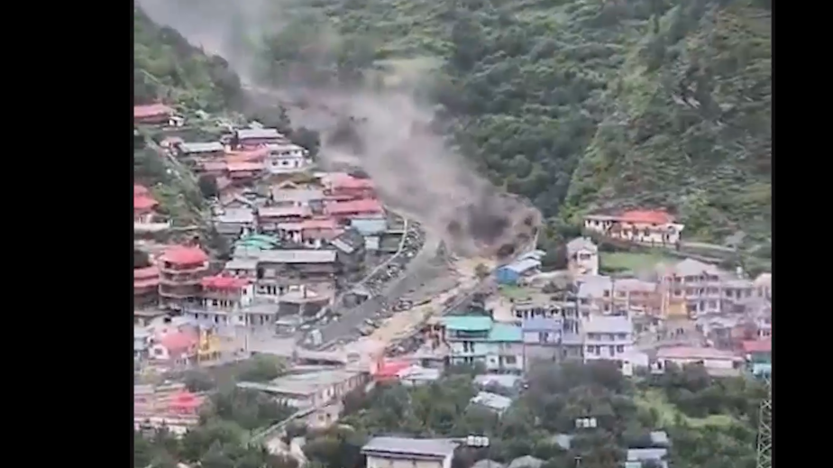 В Индии наводнение за минуты смыло целую деревню. Видео