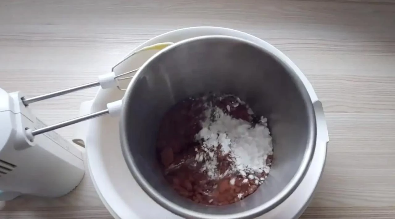 Просейте муку и какао в тесто