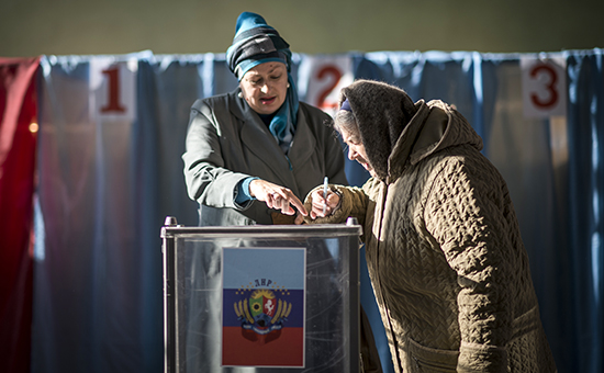Жители Луганска голосуют на выборах. Архивное фото