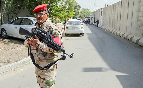 Иракский солдат возле посольства Турции в Багдаде, сентябрь 2015 года