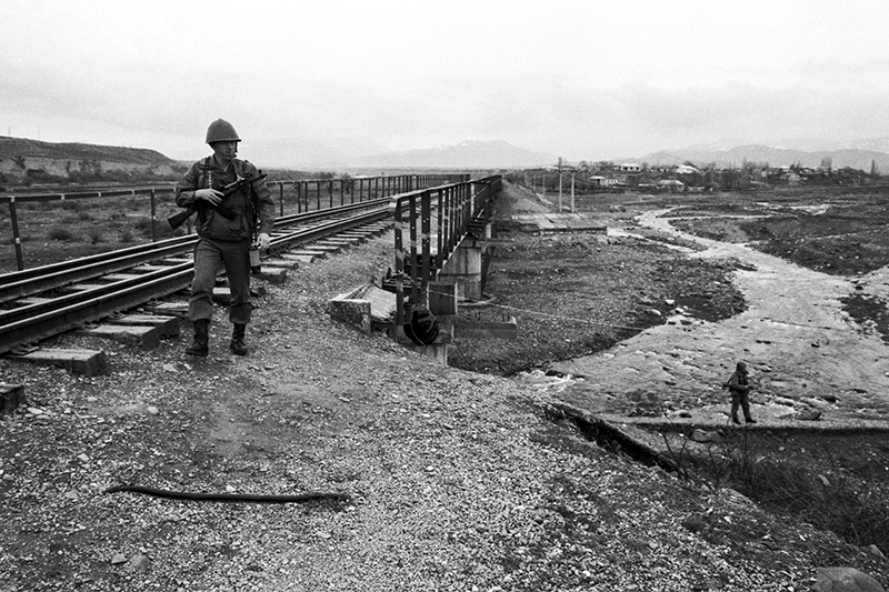 Охрана железнодорожных мостов от экстремистов.&nbsp;Нагорно-Карабахская АО, 1990 год


