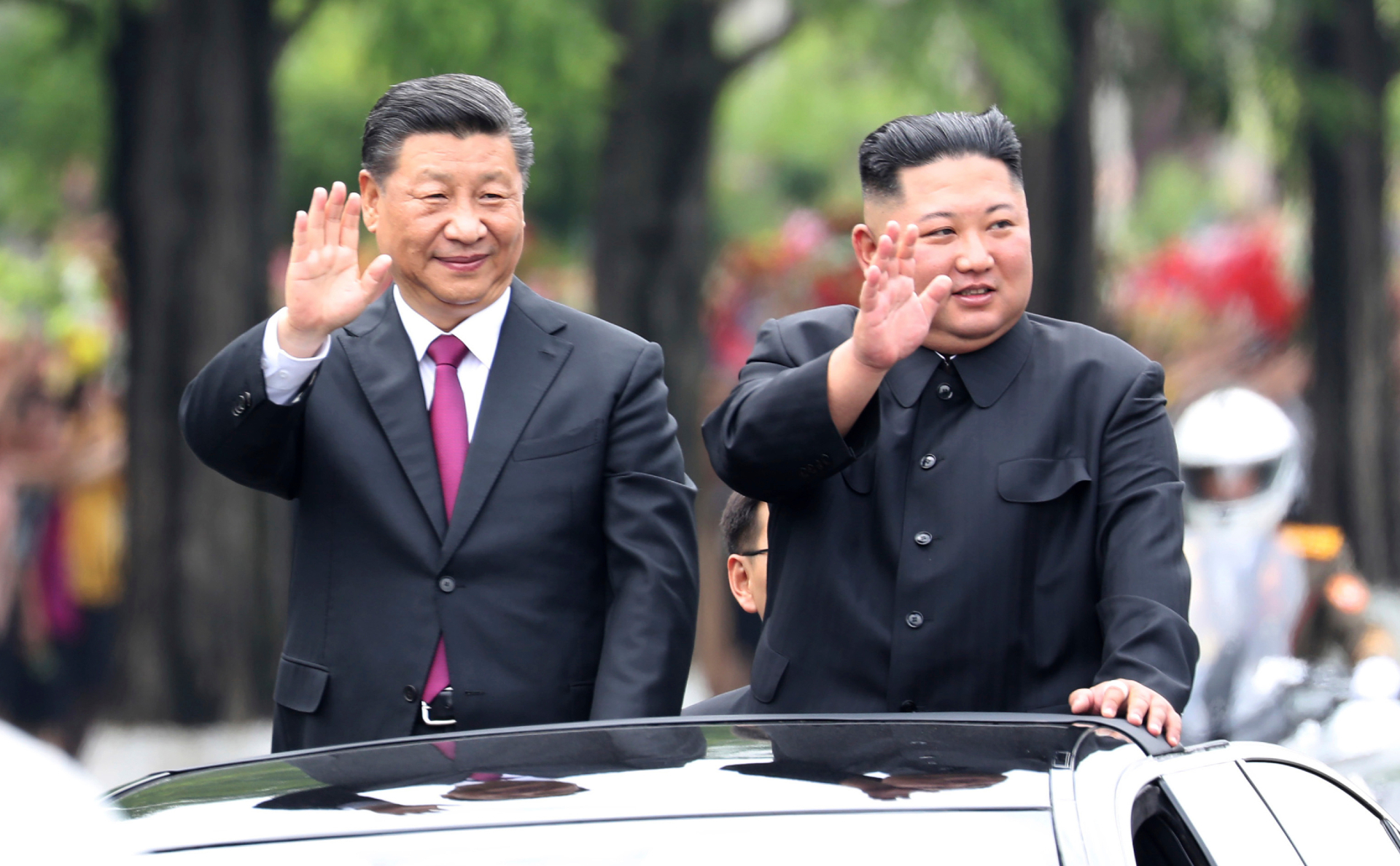 Си Цзиньпин (слева) и Ким Чен Ын (справа)